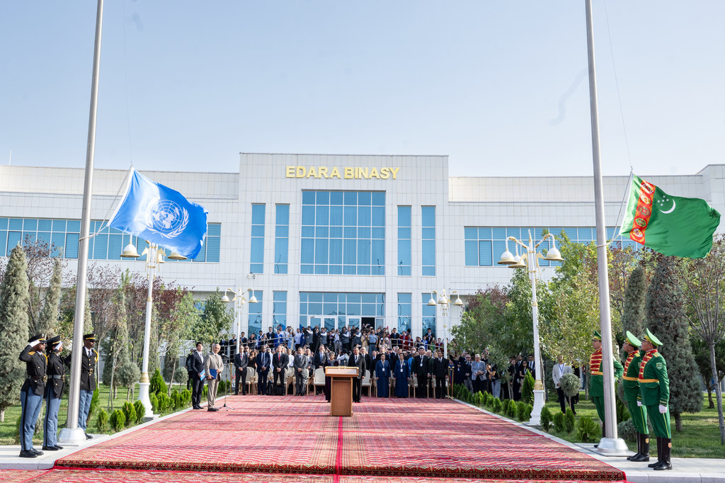 رفع علمي الأمم المتحدة وتركمانستان أمام مقر انعقاد مؤتمر الأمم المتحدة الثالث للدول النامية غير الساحلية في أوازا، تركمانستان
